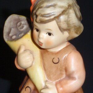 "A Sweet Offering" Goebel Hummel Figurine #549 3/0 MINT - Mother's Day Gift!